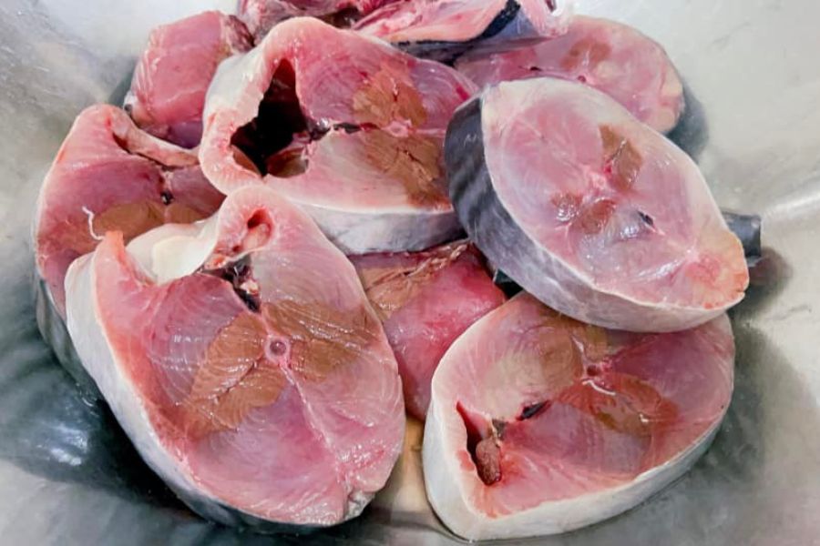 Chọn cá ngừ tươi ngon để làm bún cá